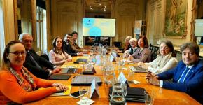 La directora de la AEPD, Mar España, y la presidenta de la CNPD, Paula Meira Lourenço, (en el centro de la imagen, a derecha e izquierda, respectivamente) junto al resto de representantes de las autoridades española y portuguesa de protección de datos.